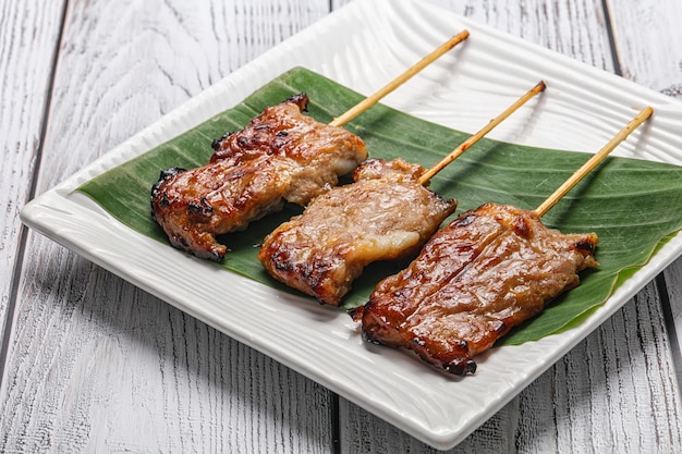 Cuisine traditionnelle thaïlandaise brochette de porc grillé