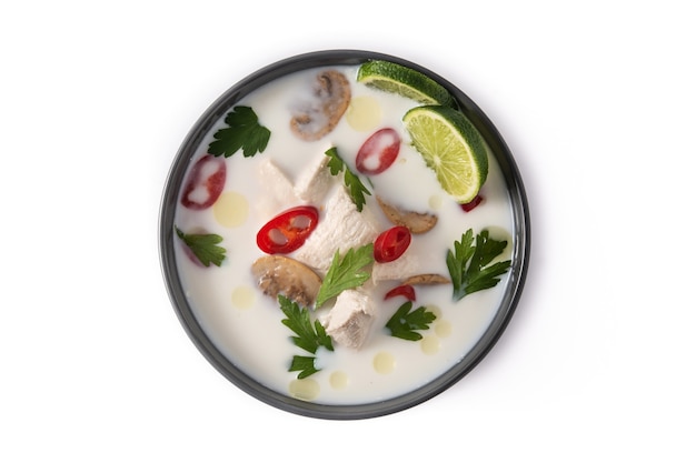 La cuisine traditionnelle thaïlandaise Tom Kha Gai dans un bol isolé sur blanc