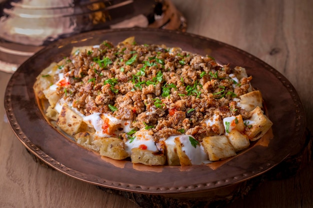 Cuisine traditionnelle turque de Kastamonu tirit repas, yaourt et pain. nom turc; tirit kebabi