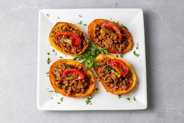 Cuisine traditionnelle turque plat de pommes de terre au four avec de la viande hachée Nom turc Patates karniyarik