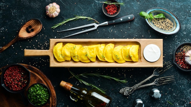 Cuisine traditionnelle ukrainienne Boulettes de pommes de terre jaunes à la crème sure Vue de dessus Style rustique