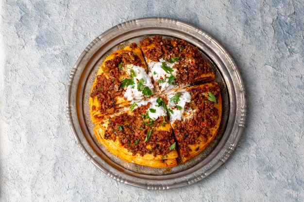 Cuisine turque Kayseri Yaglama avec viande hachée, yaourt et pâte de tomate