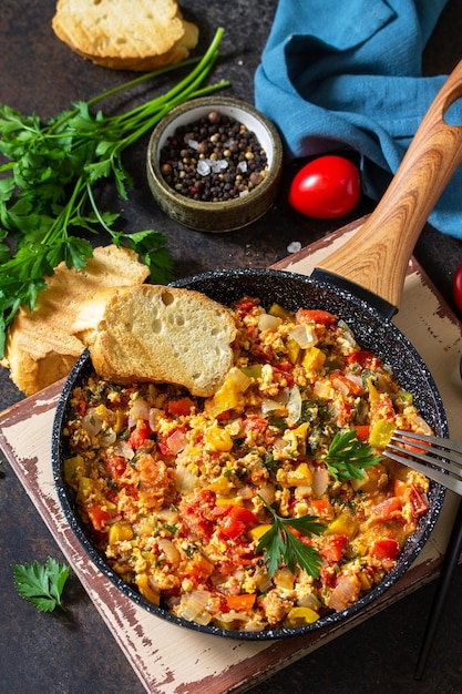 Cuisine turque Menemen Oeufs brouillés dans une poêle en fonte sur un comptoir en pierre