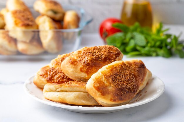 cuisine turque; Pâtisserie aux épinards au fromage faite à la main (nom turc; peynirli - ispanakli pogaca)