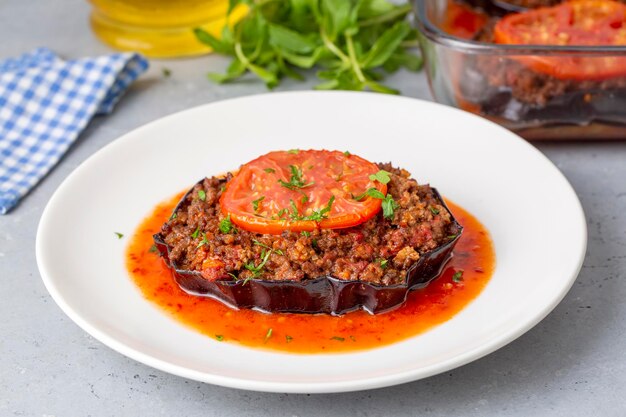 Cuisine turque traditionnelle et délicieuse, plat d'aubergines. nom turc; Patlican oturtma