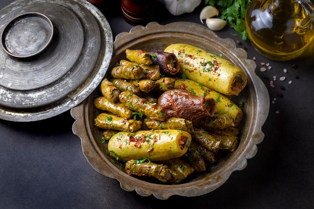 Cuisine turque traditionnelle; Légumes Farcis Mixtes. Feuilles farcies, courgettes farcies et aubergines farcies. nom turc; Yaprak sarmasi, kabak dolmasi