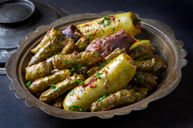 Cuisine turque traditionnelle; Légumes Farcis Mixtes. Feuilles farcies, courgettes farcies et aubergines farcies. nom turc; Yaprak sarmasi, kabak dolmasi