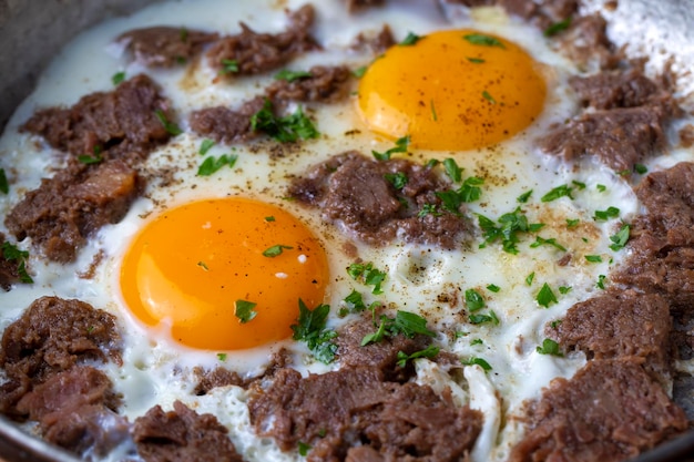 De la cuisine turque traditionnelle; oeufs au plat avec de la viande. nom turc; kavurmali yumurta