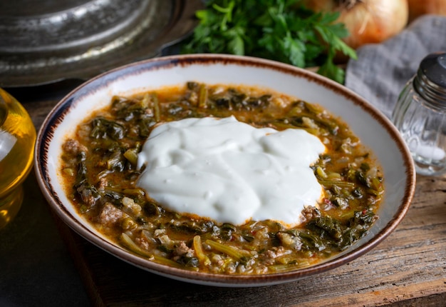 Cuisine turque traditionnelle plat de purslane avec du yogourt nom turc Yogurtlu semizotu yemegi