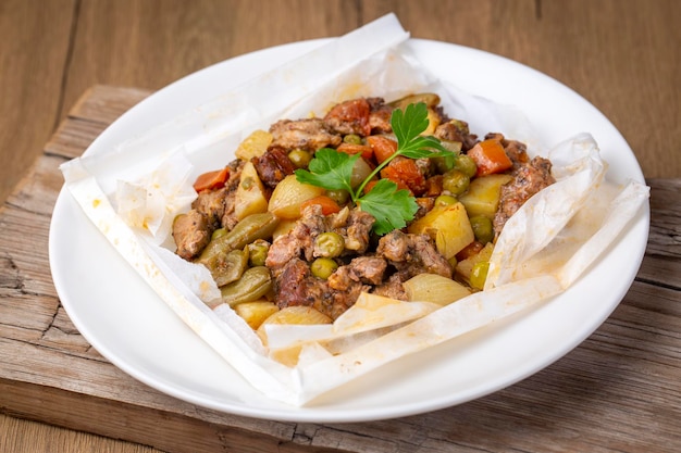 Cuisine turque traditionnelle; Viande aux légumes enveloppée dans du papier sulfurisé, kebab (nom turc; Sebzeli kagit kebabi)