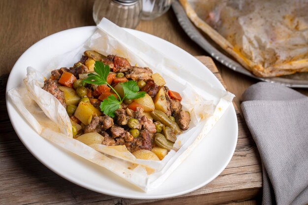 Cuisine turque traditionnelle; Viande aux légumes enveloppée dans du papier sulfurisé, kebab (nom turc; Sebzeli kagit kebabi)