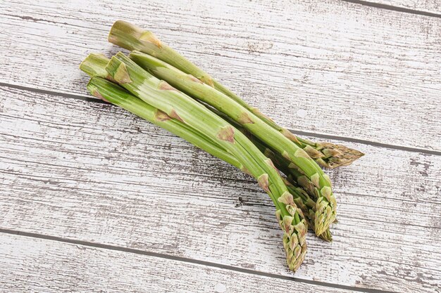 Cuisine végétalienne aux asperges vertes fraîches