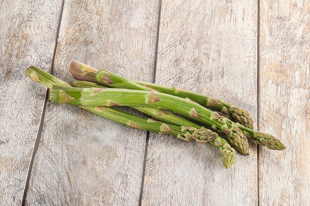 Cuisine végétalienne aux asperges vertes fraîches