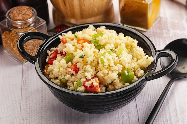 Cuisine végétalienne couscous avec légumes