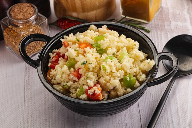 Cuisine végétalienne couscous avec légumes