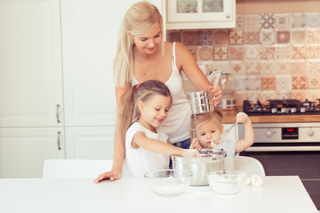 Cuisiner des aliments sains à la maison dans la cuisine blanche Famille heureuse dans la cuisine