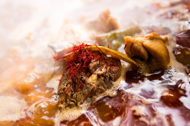 Cuisiner l'authentique paella espagnole valencienne avec du poulet et du lapin.