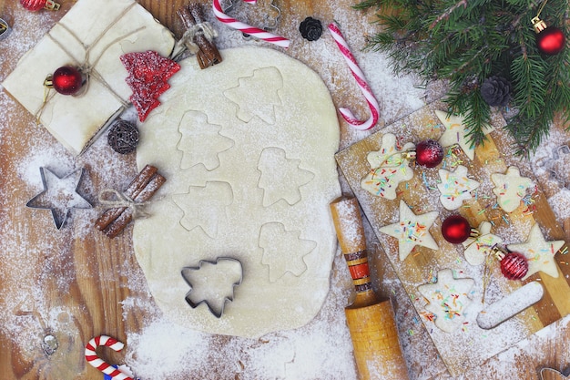 cuisiner des biscuits au gingembre la veille de Noël dans la cuisine à la maison