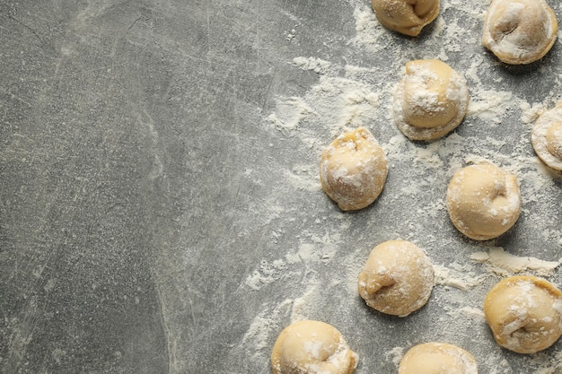 Cuisiner un concept de cuisine maison avec des boulettes crues