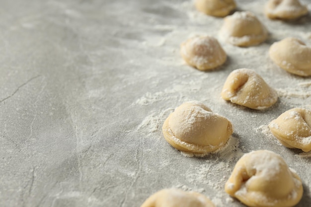 Cuisiner un concept de cuisine maison avec des boulettes crues