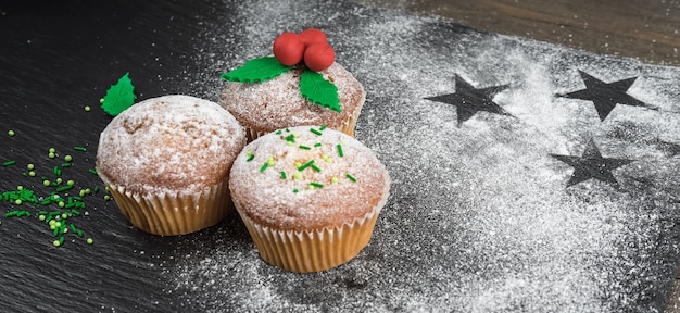 Cuisiner des cupcakes de Noël et les décorer avec du gui