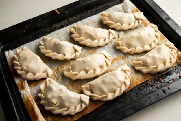 Cuisiner de délicieuses empanadas argentines avec du poulet et des légumes