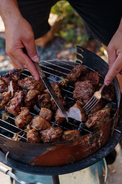 Cuisiner du shashlik sur un barbecue