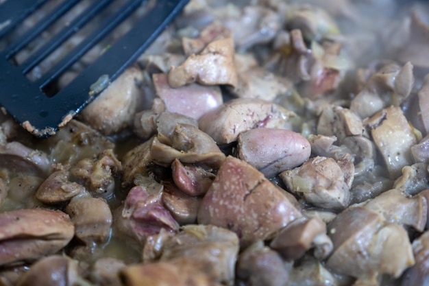 Cuisiner le foie et le cœur de poulet à l'aide d'une casserole