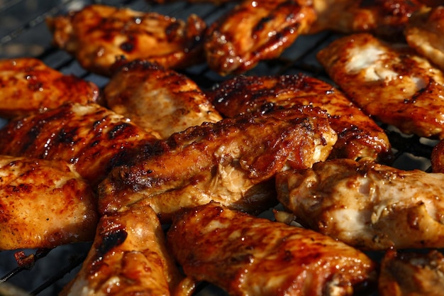 Photo cuisiner et fumer des ailes de buffle de poulet ou de sauce teriyaki sur un gril à charbon au barbecue