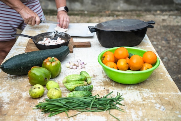 Cuisiner sur un gril dans des ustensiles de cuisson en fonte à l'extérieur Des pommes de terre avec du lard