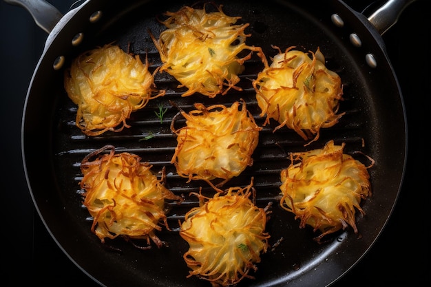 Cuisiner les latkes dans de l'huile profonde sur la casserole avec le haut tourné vers le haut