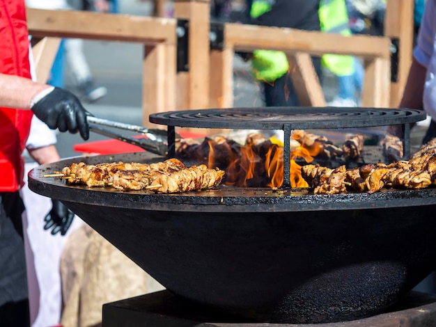 Cuisiner de la nourriture de rue Rôtir de la viande au coin du feu