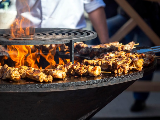 Cuisiner de la nourriture de rue Rôtir de la viande au coin du feu