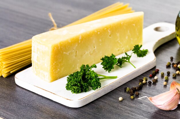 Cuisiner des pâtes biologiques avec des herbes à l'ail et du parmesan.