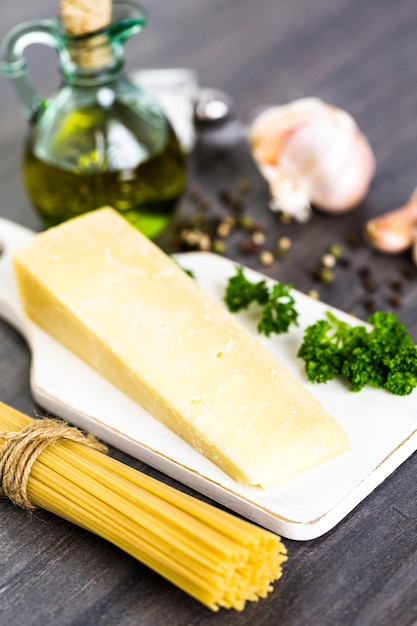 Cuisiner des pâtes biologiques avec des herbes à l'ail et du parmesan.