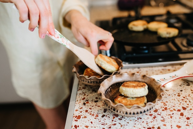 Cuisiner le petit déjeuner dans la cuisine