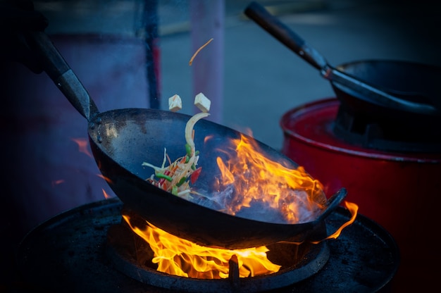 Cuisiner des plats de rue sur une poêle chaude