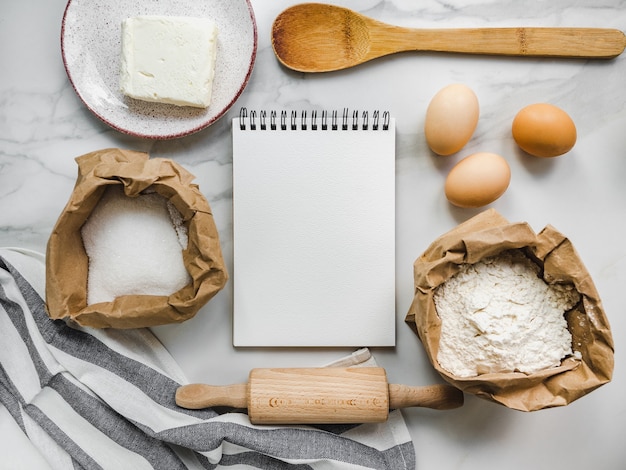 Cuisiner des produits de boulangerie maison. Concept de nourriture délicieuse et saine