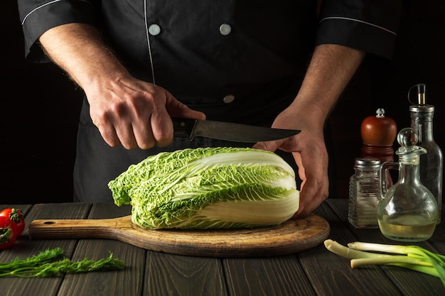 Cuisiner une salade de légumes dans une cuisine de restaurant