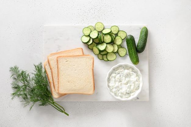 Cuisiner des sandwichs au thé anglais traditionnels avec de la ricotta de concombre et de l'aneth pour le petit-déjeuner