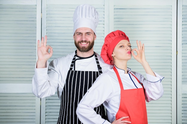 Cuisiner avec votre conjoint peut renforcer les relations Raisons pour lesquelles les couples cuisinent ensemble Travail d'équipe dans la cuisine Couple préparant le dîner Partenaires culinaires femme et homme barbu Délicieux dîner en famille