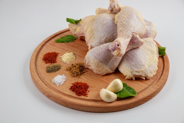 Cuisinez des pilons de poulet crus avec des épices pour un repas savoureux