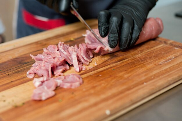 Le cuisinier coupe le pain de viande