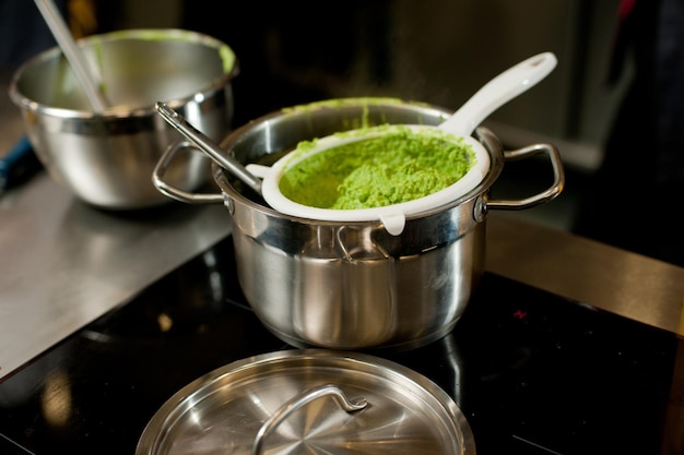 Le cuisinier fait de la purée de pois