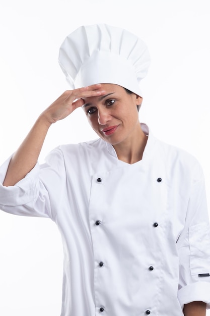 Cuisinier femme latina avec la main sur la tête stressé et frustré sur fond blanc Format vertical
