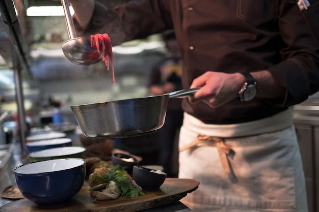 Le cuisinier masculin sert un délicieux repas au restaurant