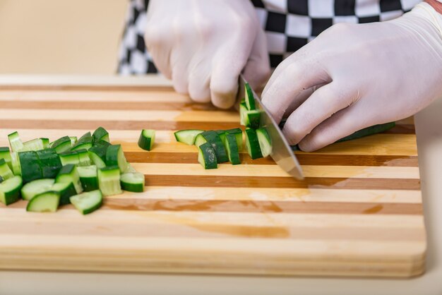 Cuisinier préparant un repas dans la cuisine