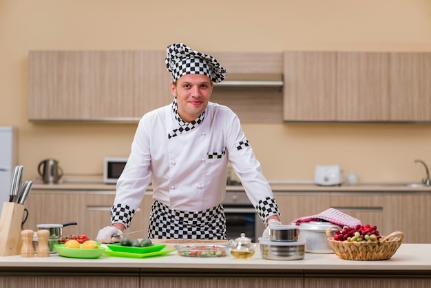 Cuisinier préparant un repas dans la cuisine