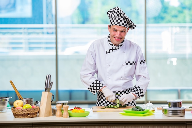 Cuisinier préparant un repas dans la cuisine