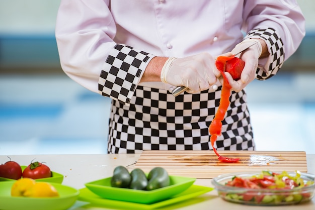 Cuisinier préparant un repas dans la cuisine